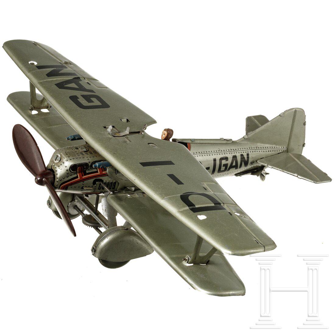 A TippCo Double Decker Single-Seat Fighter "D-IGAN": A TippCo Double Decker Single-Seat Fighter "D-IGAN"TippCo, Blech-Masseausführung, 7 cm-Serie, 30er Jahre. Ein Doppeldecker-Flugzeug, D-IGAN, Uhrwerk läuft und der Propeller dreht sich mit, lithograf