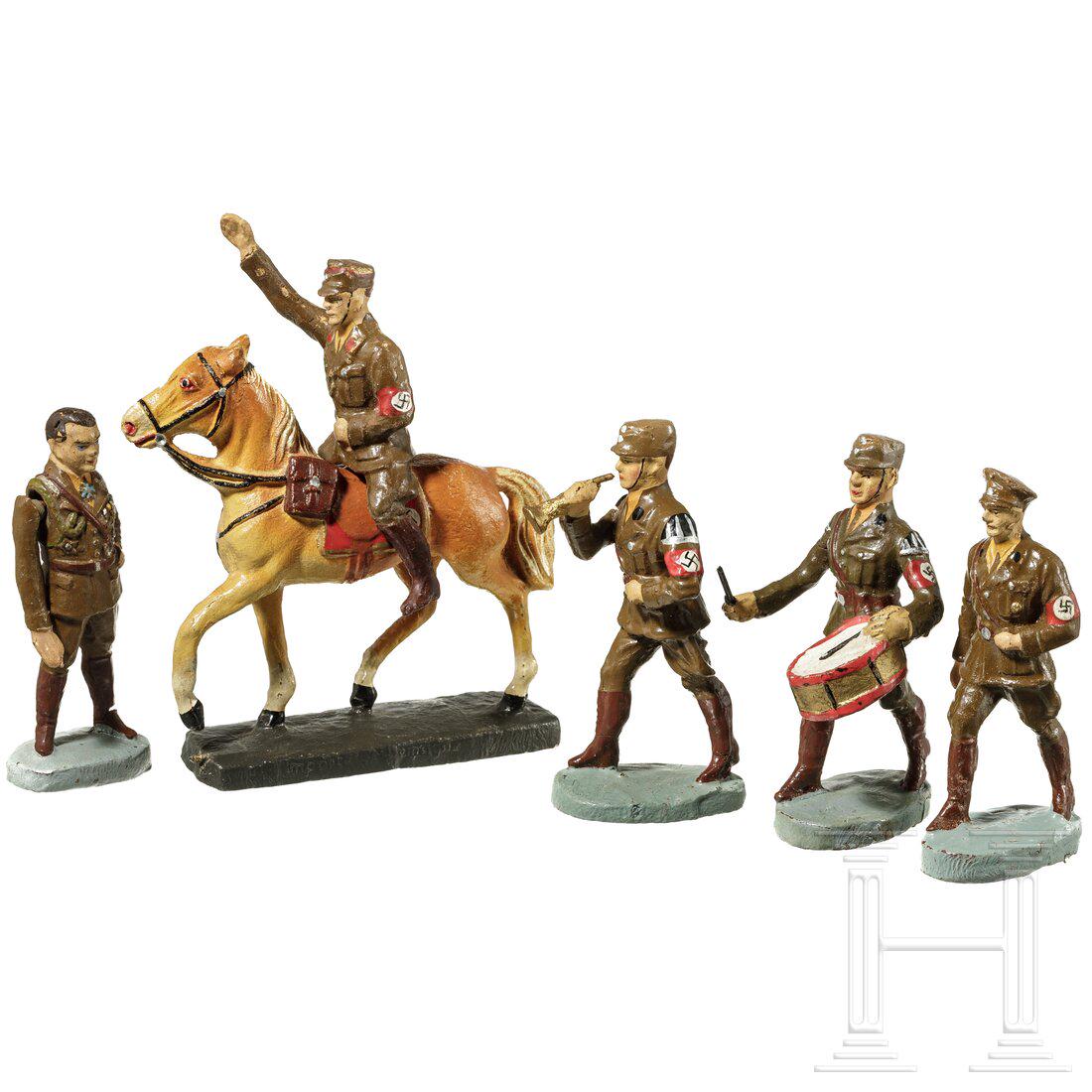 Five Elastolin political figures with musicians and: Five Elastolin political figures with musicians and Hermann GoeringElastolin-Masseausführung, 7 cm-Serie, 30er Jahre. Fünf politische Figuren, dabei Hermann Göring in Parteiuniform, beweglicher Arm