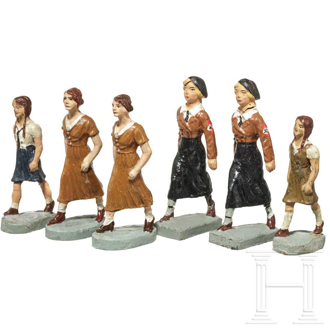 Six Elastolin and Lineol BDM and Jungmaedel figures: Six Elastolin and Lineol BDM and Jungmaedel figures marchingElastolin-Lineol, Masseausf?hrung, 7 cm-Serie, 30er Jahre. Dabei zwei Lineol-BDM-M?dels im Marsch, Embleme gut erhalten, zwei Elastolin-BDM-