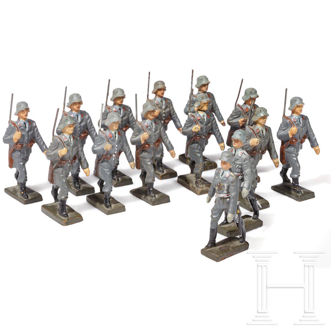 14 Lineol Flak soldiers and marching officers with: 14 Lineol Flak soldiers and marching officers with steel helmets14 Lineol-Figuren, 30er Jahre, 7 cm-Serie, Masseausführung; dabei zwölf Marschierer der Flak mit roten Kragenspiegeln, Gewehr seitlich