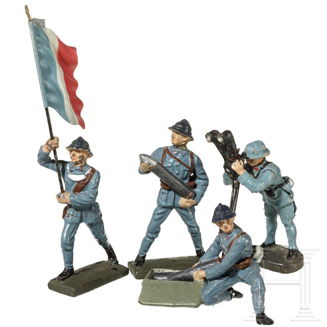 Eleven Lineol and Elastolin French soldiers with a flag: Eleven Lineol and Elastolin French soldiers with a flag bearer and gun operatorsLineol/Elastolin, Masseausführung, 6/7 cm-Serie, 30er Jahre. Elf Franzosen, dabei von Lineol ein Sturmfahnenträger mit