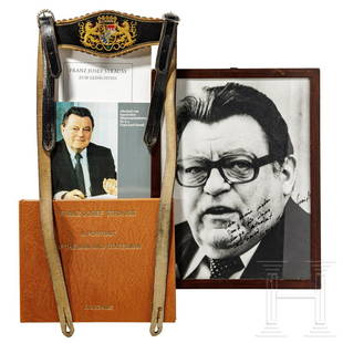 Franz Josef Strauß (1915 - 1988) - two autographs and: Franz Josef Strauß (1915 - 1988) - two autographs and rare booksLederhosengeschirr mit eigenhändiger Unterschrift (schwarzer Faserschreiber). Glasgerahmtes Foto im Format 43 x 33 cm mit eigenhändig