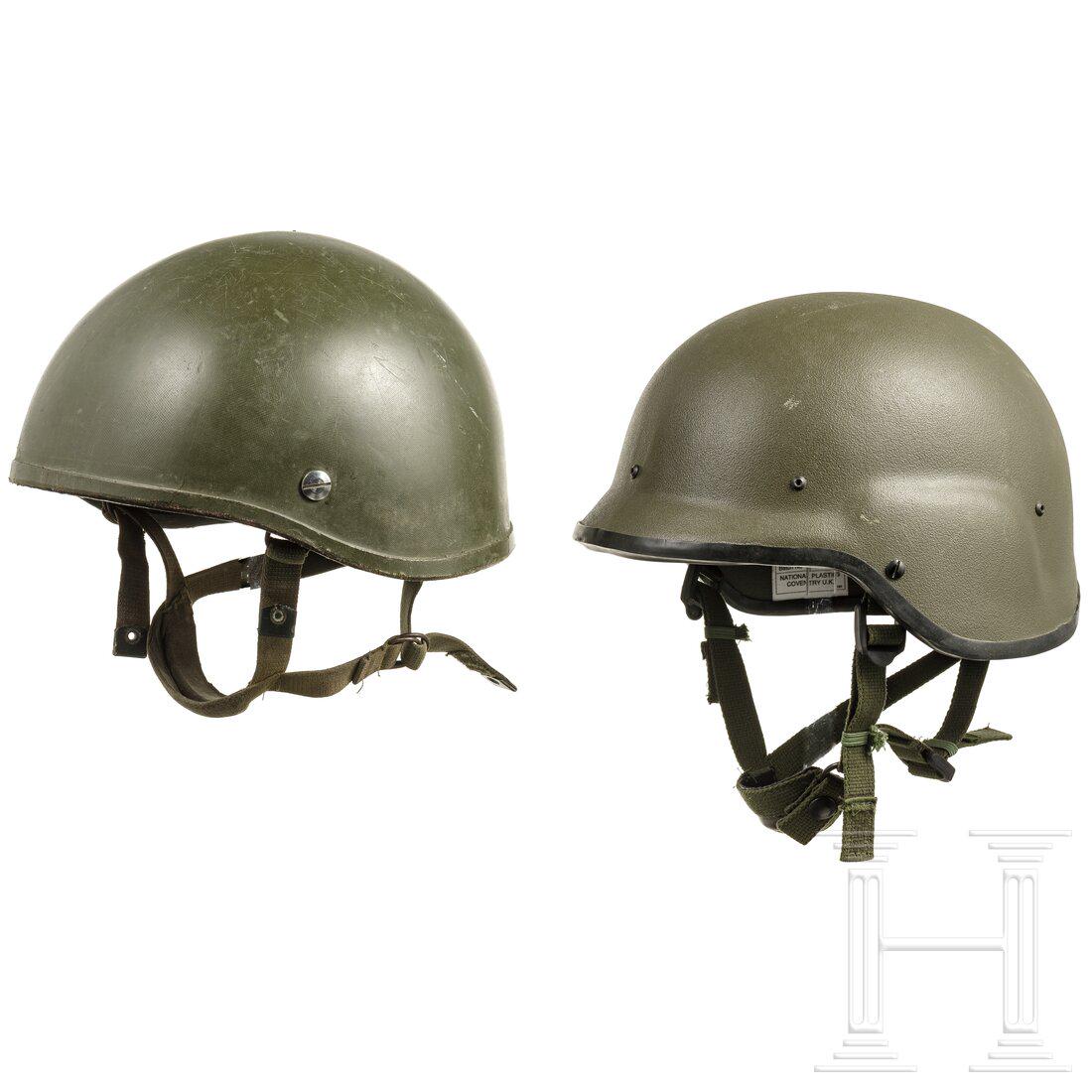 Two plastic helmets, Great Britain, 1980s - 1990s: Two plastic helmets, Great Britain, 1980s - 1990sGefechtshelm für Fallschirmjäger mit olivgrüner Glocke (innen mit Styropor ausgekleidet), interessantem Laschenfutter aus Tuch und Kunststoff sowie 