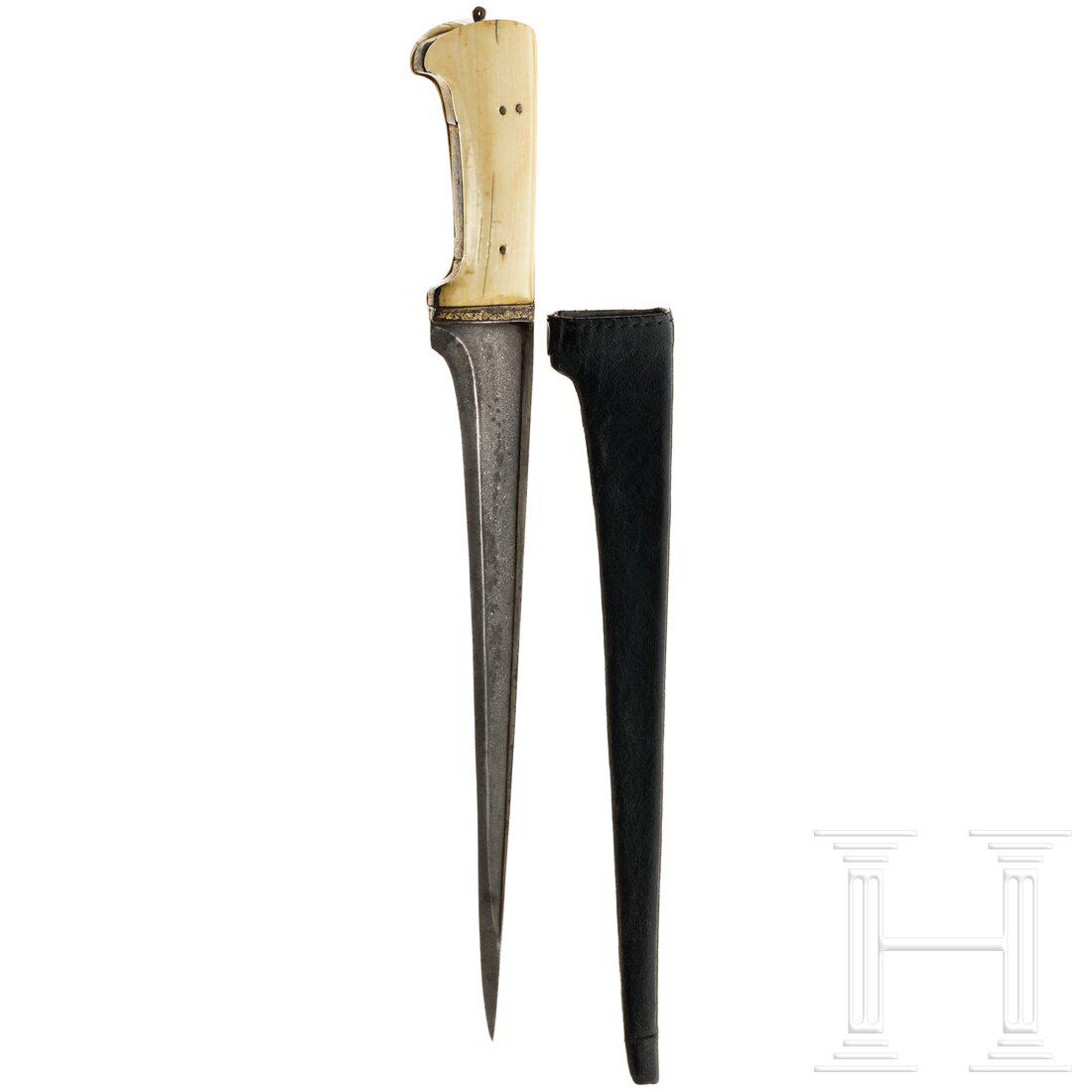 An Afghan karud, 19th century: An Afghan karud, 19th century Gerade Rückenklinge aus Damaststahl, Griffzwinge und -schiene mit Resten von Goldtausia, vernietete Griffschalen aus Elfenbein (kleine Trocknungsrisse). Neuzeitliche