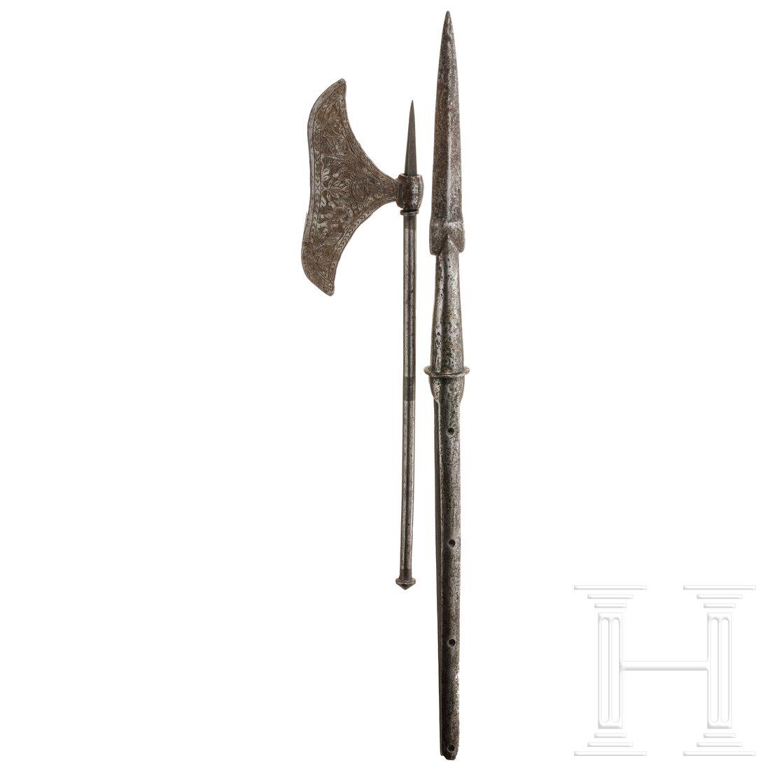 An Indian lancehead and axe, 19th century: An Indian lancehead and axe, 19th century Kräftige gegratete Lanzenspitze mit konischer Tülle und zwei langen Schaftfedern. Länge 76 cm. Dazu eine Streitaxt mit figürlich geät