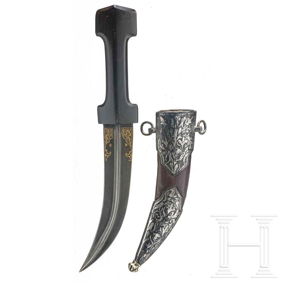 An Indian khanjar, 19th century: An Indian khanjar, 19th century Starke, gekrümmte Klinge mit kräftigem Mittelgrat, am Ansatz leichte Goldtausia. Griff aus dunklem Horn. Belederte Scheide mit eisernen Beschlägen mit be