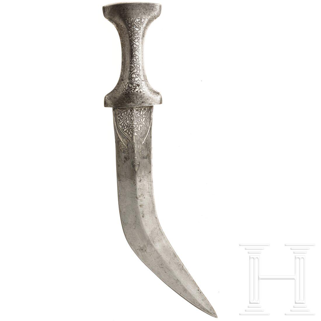 An Indian khanjar, 19th century: An Indian khanjar, 19th century Gekrümmte, zweischneidige Klinge, am Ansatz leicht verputzte Silbertausia. Eiserner Griff ebenfalls mit floraler Silbertausia. Länge 38 cm. Condition: II -