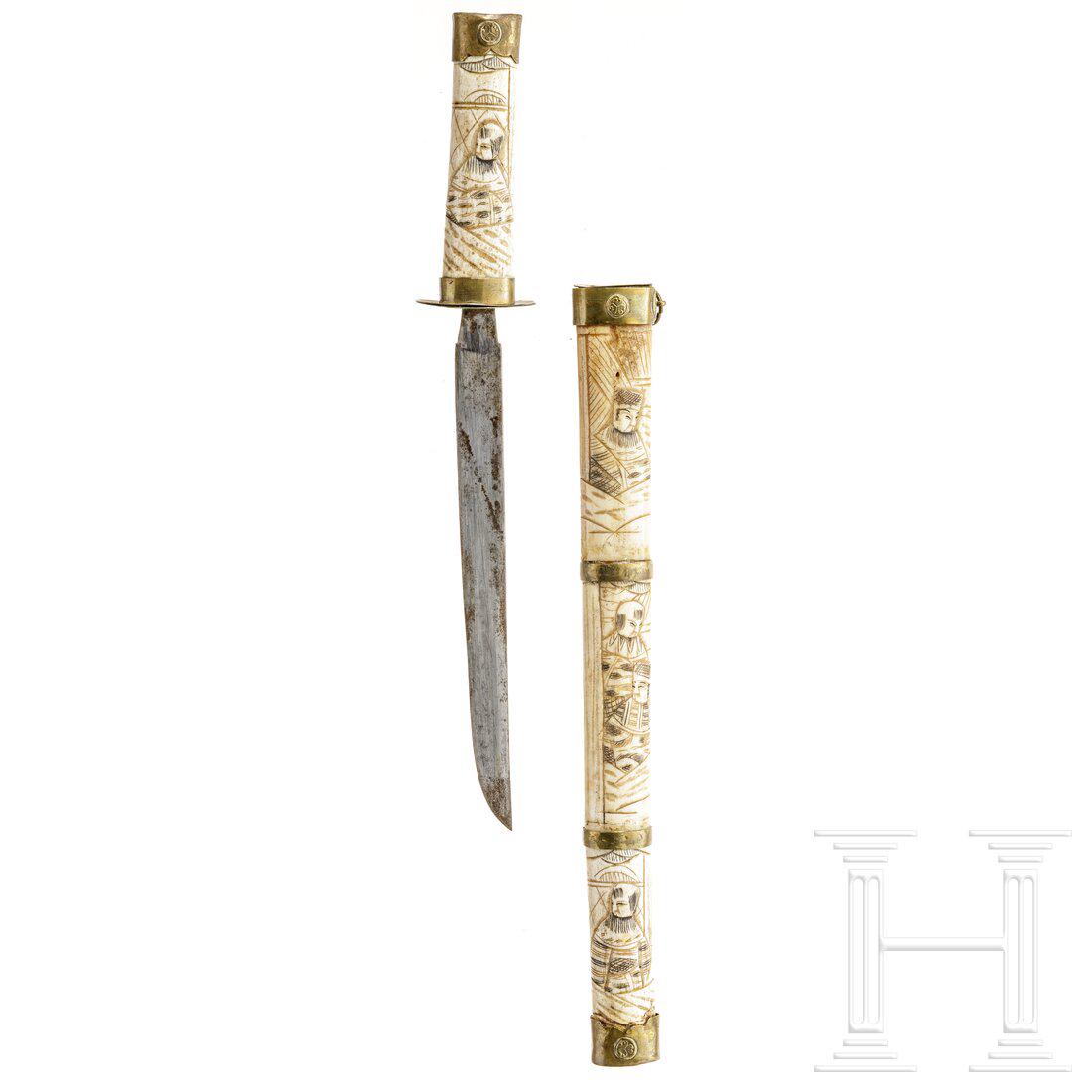 A Japanese bone tanto, Meiji period: A Japanese bone tanto, Meiji period Einfache, nicht passende, fleckige Rückenklinge, Beintsuka mit Messingmontierung und figürlicher Schnitzerei, en suite dekorierte Beinsaya. Länge K/M