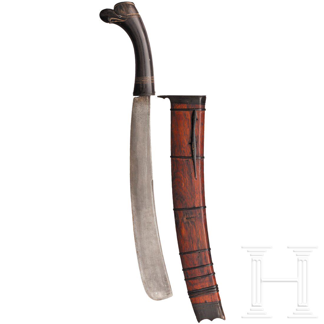 A Javanese Pedang, 19th century: A Javanese Pedang, 19th century Kräftige, zur Spitze verbreiterte und zweischneidige Rückenklinge mit gerundeter Spitze. Massiver Horngriff mit Knauf in Form eines Vogelkopfes. Zweiteilige, 