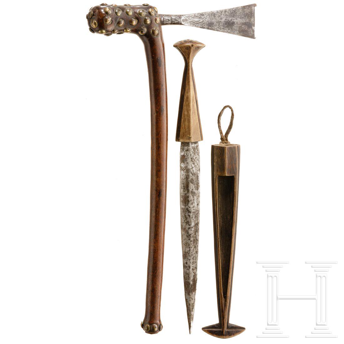 A dagger and a hatchet, central/northern Africa: A dagger and a hatchet, central/northern Africa Ein Ritualbeil mit geätzter eiserner Klinge. Die Gegenseite sowie der Ansatz des runden Schaftes vernietet. Dazu ein Dolch mit zweischneidiger Klin