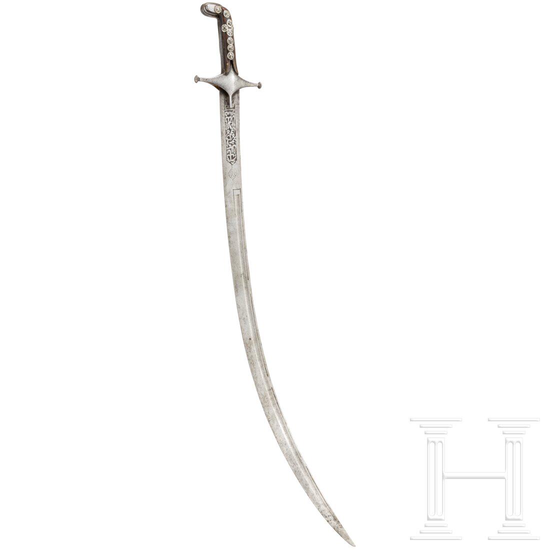 A Persian shamshir, circa 1800: A Persian shamshir, circa 1800 Stark geschwungene, leichte Rückenklinge mit beidseitiger mehrfacher Kehlung. Oberfläche stellenweise etwas narbig. Am beidseitigen Ansatz geringe Reste der Go