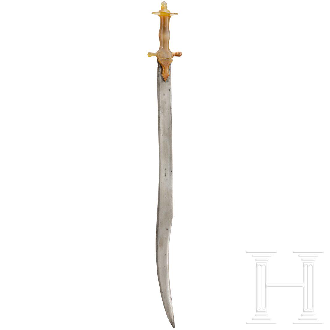 An Indian sosun pattah with Wootz blade and agate handle, circa 1800: An Indian sosun pattah with Wootz blade and agate handle, circa 1800 Leichte Rückenklinge mit geschwungener und leicht verbreiteter, zweischneidiger Spitze. Gefäß mit Scheibenknauf aus 