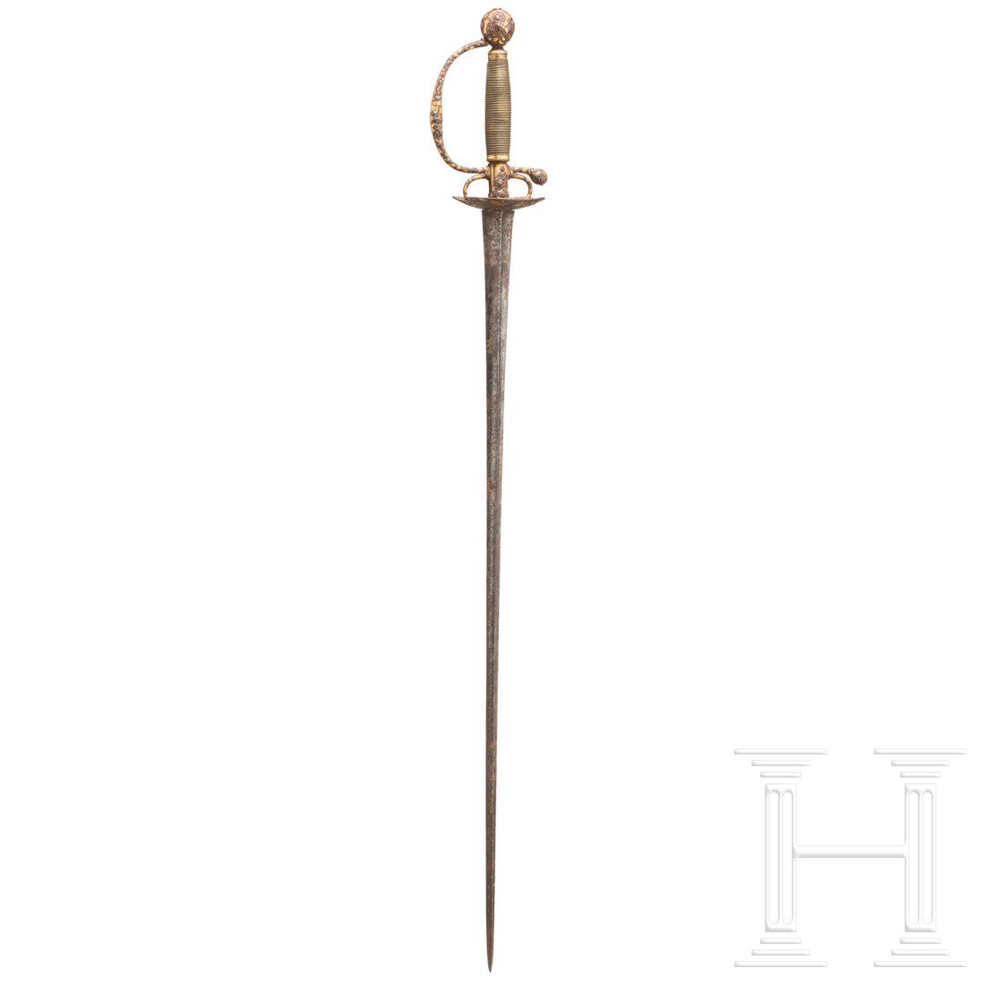 A French small-sword with chiseled and gilded decor, circa 1740: A French small-sword with chiseled and gilded decor, circa 1740 Schlanke Dreikant-Stichklinge (leicht gekürzt), mit über der ganzen Länge verlaufendem, fein geätztem, in Resten ver