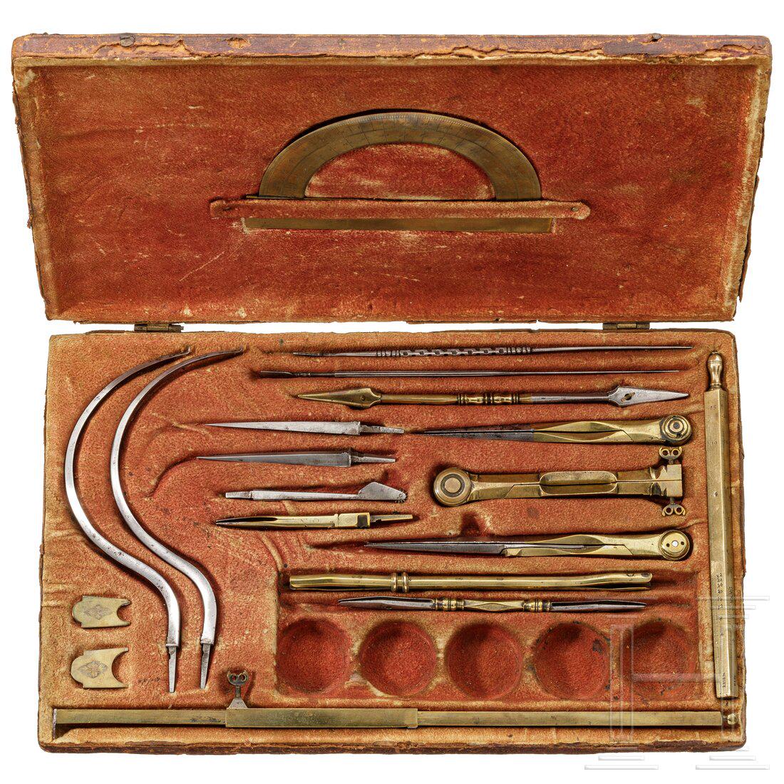 A German artillery officer's case of compasses, 1st half of the 18th century: A German artillery officer's case of compasses, 1st half of the 18th century Umfangreiches Set aus Messing und Eisen. Dabei ein großer Spezialzirkel zum Messen von Geschützkugeln sowie ein V