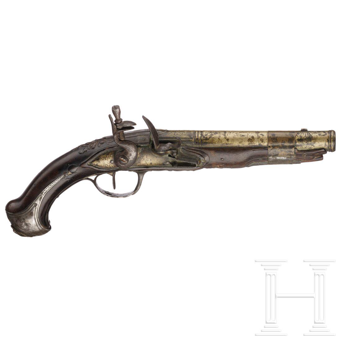 A silver mounted flintlock pistol with bronze barrel, Liège, circa 1780: A silver mounted flintlock pistol with bronze barrel, Liège, circa 1780 Kräftiger und glatter Rundlauf aus Bronze mit kanonierter Mündung im Kaliber 13,5 mm. Über der Kammer gravie