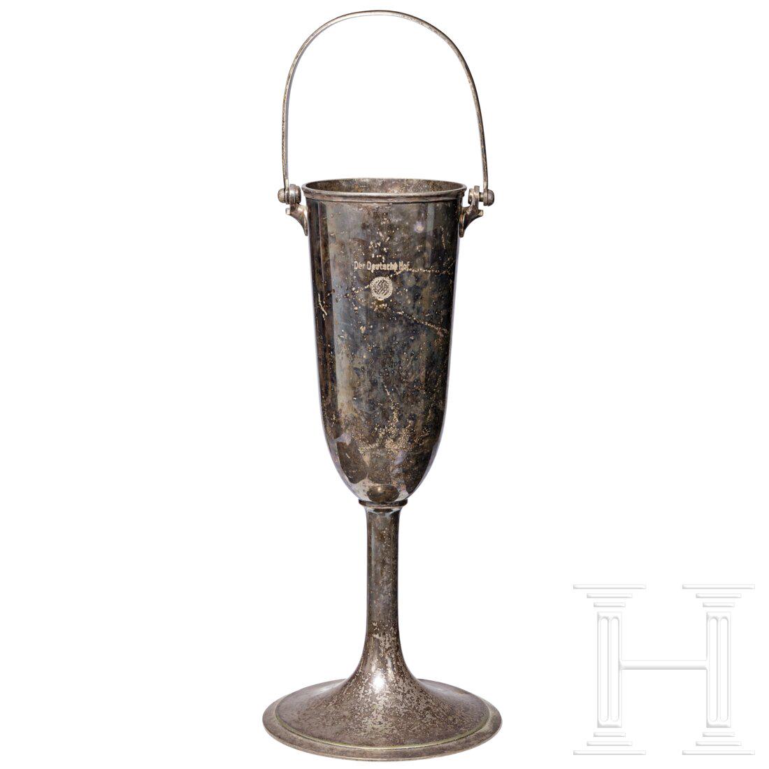 Adolf Hitler - a champagne cooler from the Hotel Deutscher Hof (Nuremberg): Adolf Hitler - a champagne cooler from the Hotel Deutscher Hof (Nuremberg) In hartversilberter Metall-Ausführung mit graviertem persönlichen Hoheitsadler, unten Herstellerstempel "Gebr. Hepp