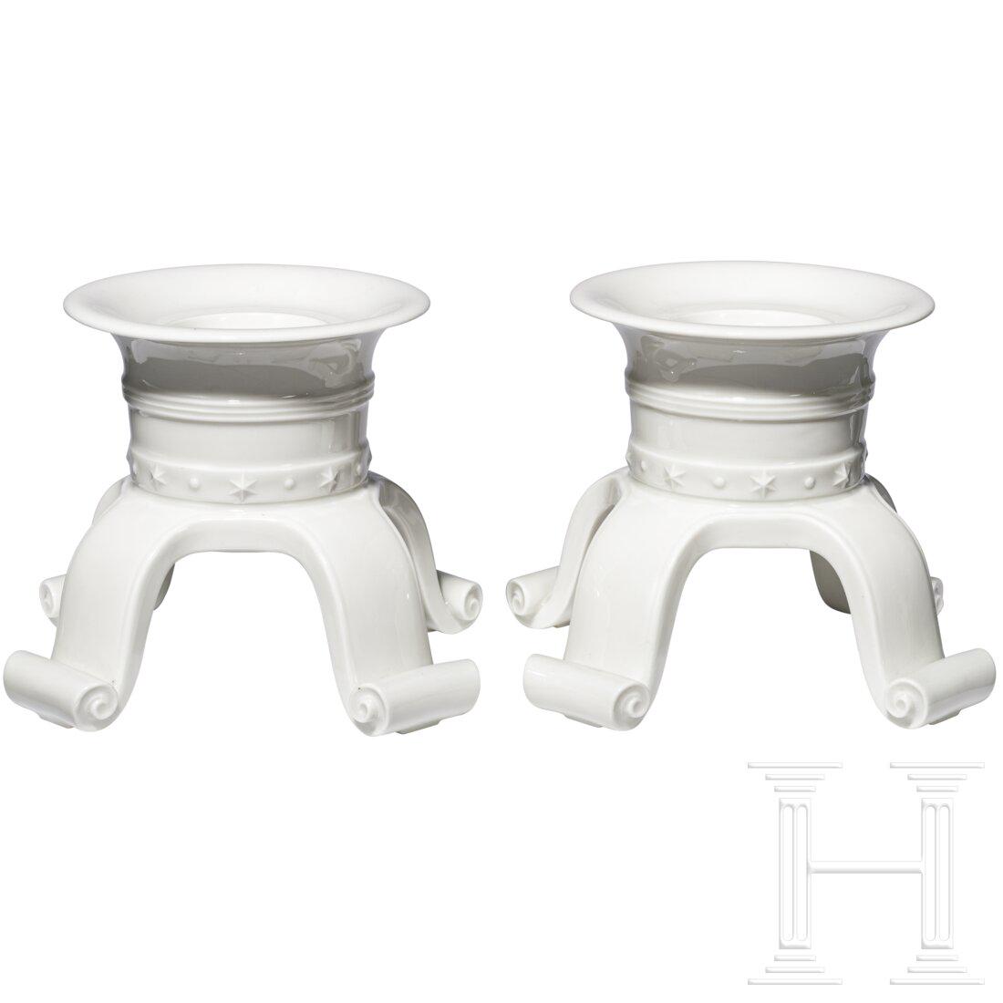 Porcelain Manufactory Allach - a pair of candle holders: Porcelain Manufactory Allach - a pair of candle holders Jeweils weiße, glasierte einflammige Leuchter mit der Modellnummer 89 nach einem Entwurf von Karl Diebitsch. Im Boden gepresste Runenmarke 