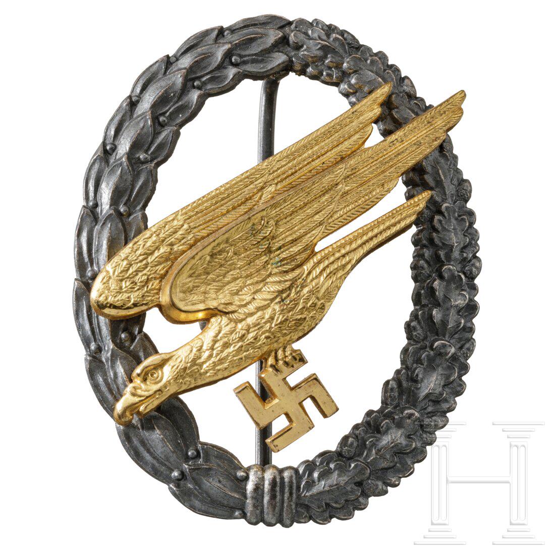 A Luftwaffe Parachute Badge: A Luftwaffe Parachute Badge Frühe Buntmetallausführung mit dunkel patiniertem Kranz, der zweifach vernietete, vergoldete Adler mit polierten Details. Vertikale Drahtnadel. Unsignierte Deumer