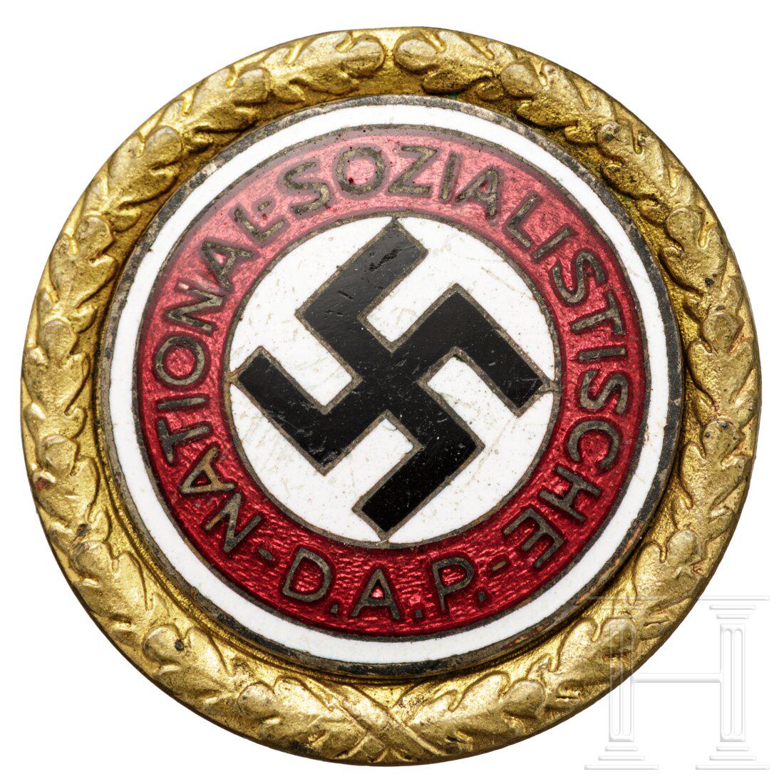 A golden honour party badge of the NSDAP in 30 mm version: A golden honour party badge of the NSDAP in 30 mm version Große 30-mm-Ausführung für den Dienstanzug aus vergoldetem Buntmetall mit aufgelötetem, emailliertem Medaillon. Rücks