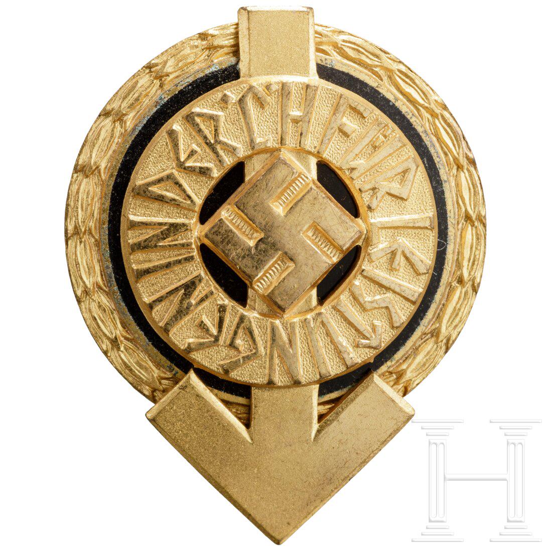 A HJ Leaders sports badge: A HJ Leaders sports badge Vergoldete, zweiteilige EisenausfÃ¼hrung mit schwarz emailliertem Hintergrund und polierten Details. RÃ¼ckseitige Vertikalnadel, Punze "B" fÃ¼r ZweitstÃ¼cke, RZM-Codi
