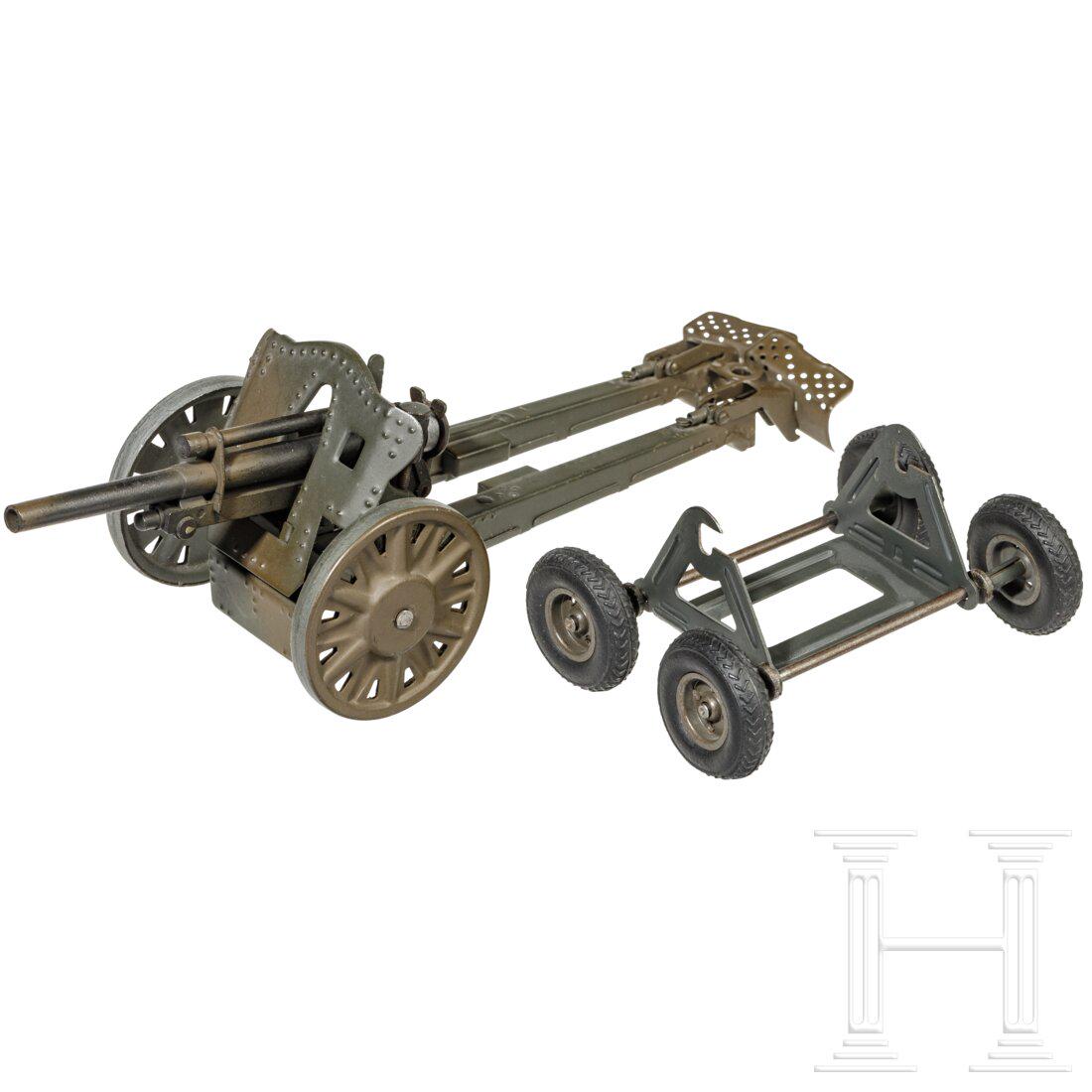 A Lineol Light Field Howitzer 813, with Rollbock 814, grey finish: A Lineol Light Field Howitzer 813, with Rollbock 814, grey finish Lineol, Blechausführung, 7-cm-Serie, 30er Jahre. Eine leichte Feldhaubitze, 813, feldgrau, massives Gussrohr, höhenverstellb