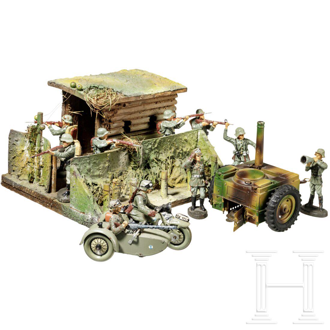 A Hausser motorcycle with sidecar, a field kitchen, a bunker and eight Elastolin soldiers: A Hausser motorcycle with sidecar, a field kitchen, a bunker and eight Elastolin soldiers Hausser-Elastolin, Masse-Blech-Holzausführung, 30er Jahre, 7-cm-Serie. Ein seltenes Beiwagenmotorrad, Ken