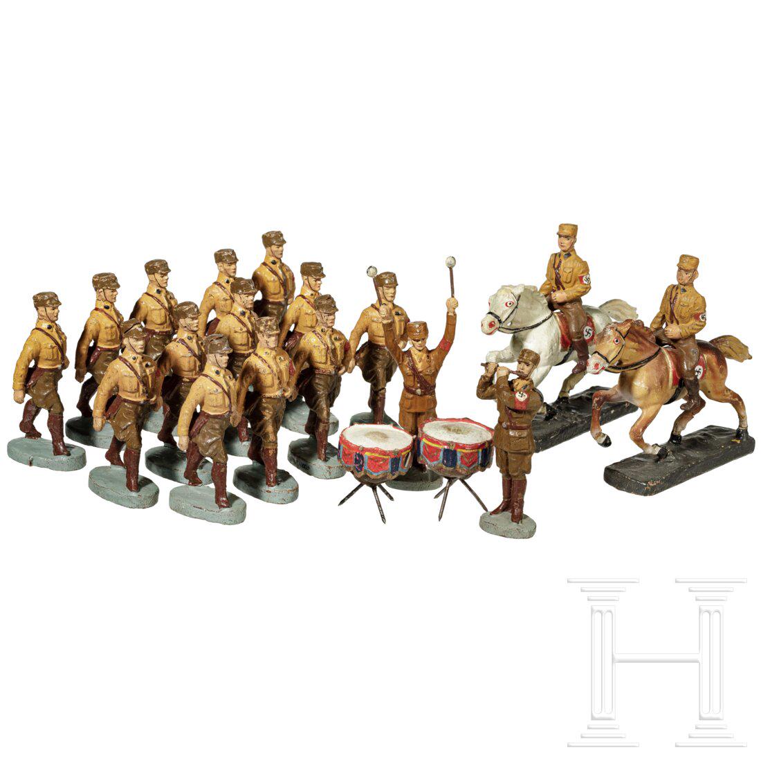 A group of 17 Elastolin SA men marching, Lineol mounted men and two musicians at attention: A group of 17 Elastolin SA men marching, Lineol mounted men and two musicians at attention Elastolin/Lineol, Masseausführung, 30er Jahre, 7-cm-Serie. Ein Konvolut mit 17 politischen Figuren, dabe