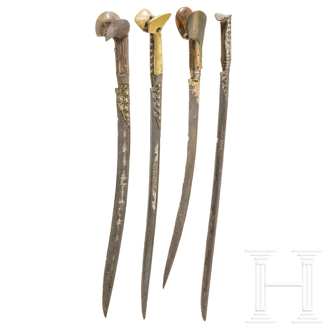 Four Balkan Ottoman yatagans, 1st half of the 19th century: Four Balkan Ottoman yatagans, 1st half of the 19th centuryUnterschiedliche Waffen mit typisch geschwungenen RÃ¼ckenklingen, teils mit reichen Gold- und Silbereinlagen. Deutliche Korrosionsspuren. Zw