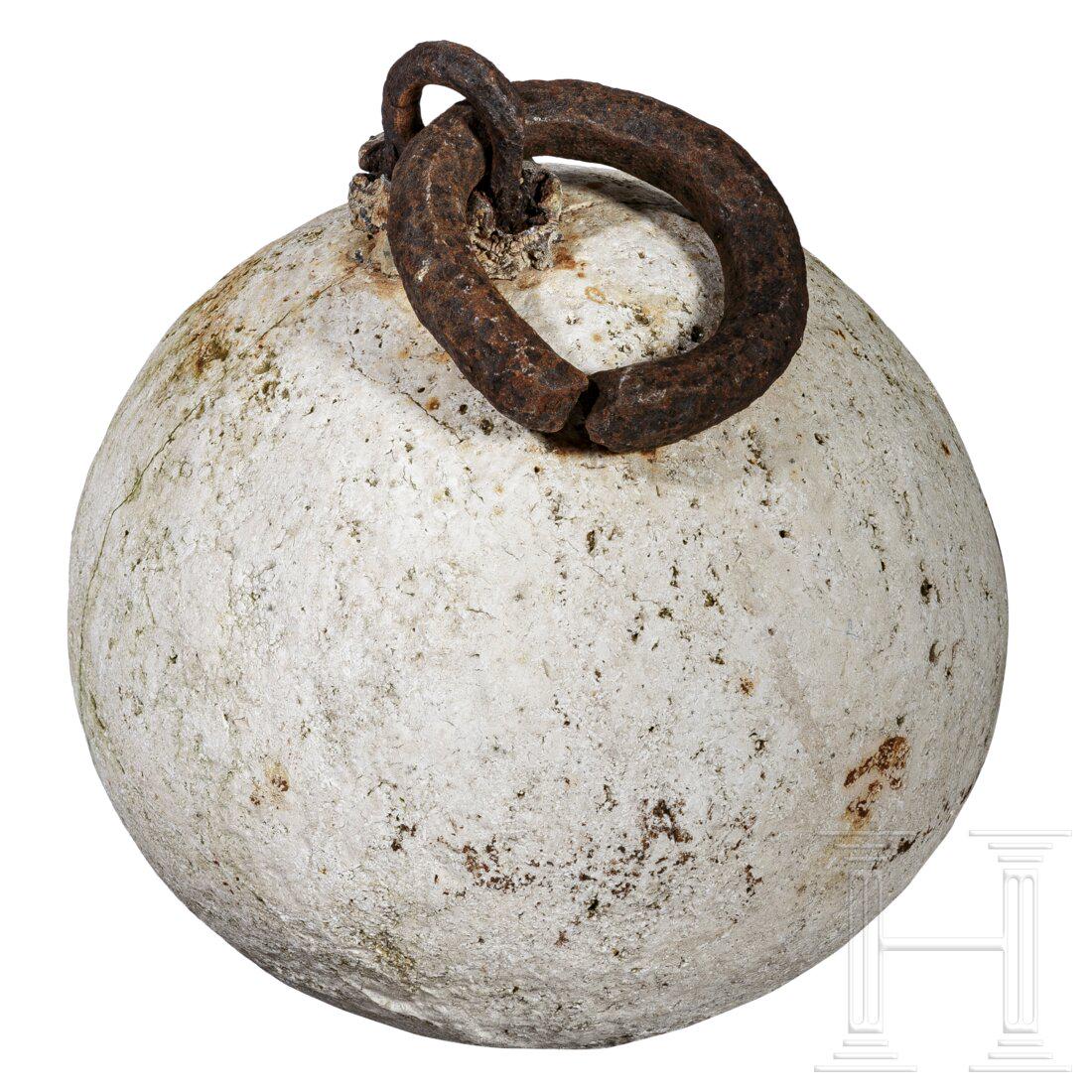 A German ball and chain, 16th/17th century: A German ball and chain, 16th/17th centuryGroÃŸe Kugel aus Kalkstein, wohl eine alte Kanonenkugel in Zweitverwendung. Eingebleite eiserne Ã–se mit anhÃ¤ngendem gegrateten Eisenring. Durchmesser