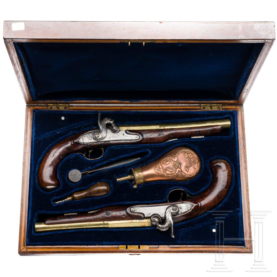 A cased pair of percussion pistols with brass barrels by Bennett in London, circa 1790: A cased pair of percussion pistols with brass barrels by Bennett in London, circa 1790 Oktagonale, über Baluster in rund übergehende 220 mm Messingläufe mit glatter Seele im Kaliber 13m