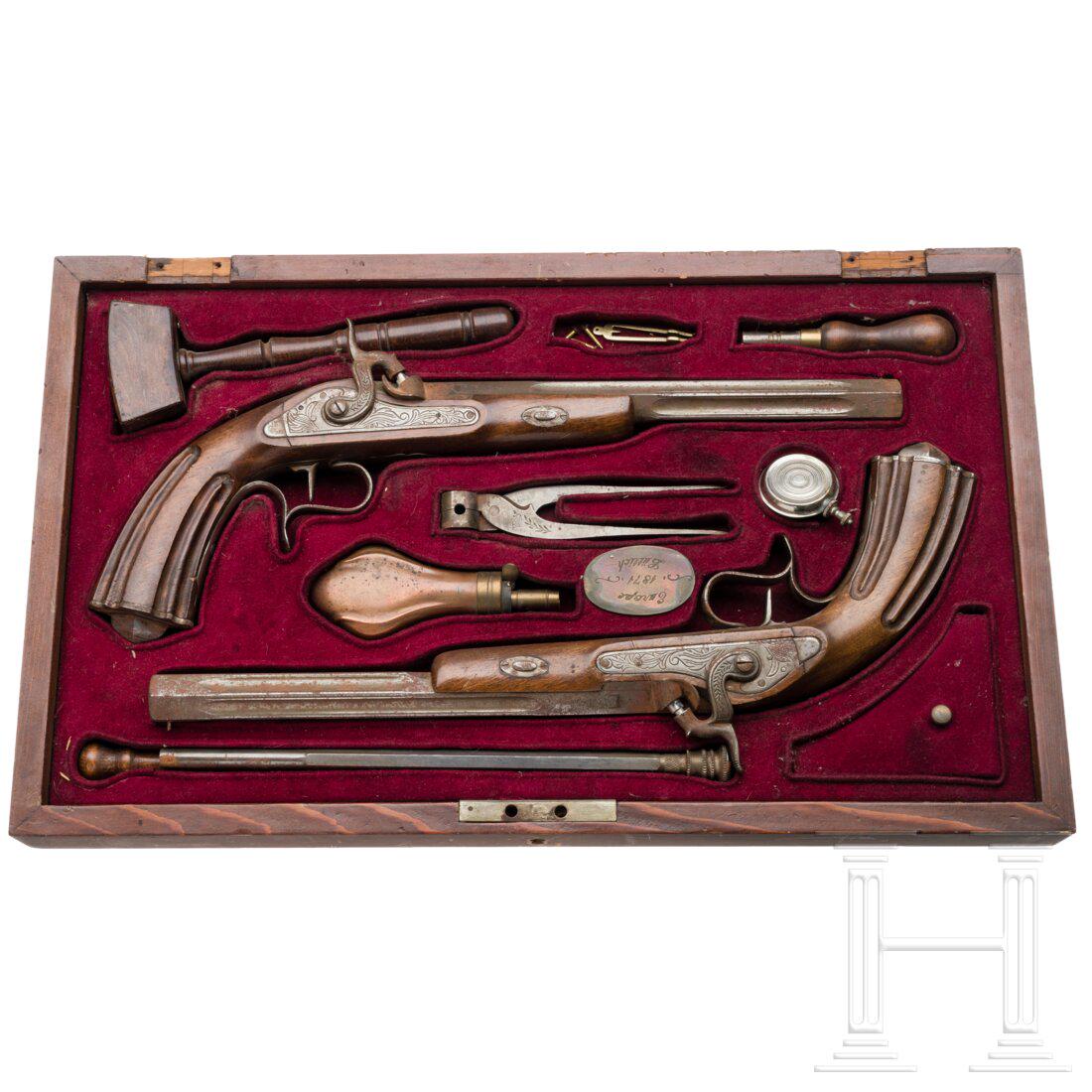 A pair of cased percussion pistols, modern repro's in 1850ies style: A pair of cased percussion pistols, modern repro's in 1850ies styleAchtkantige, gekehlte Läufe,die fein gezogenen Seelen im Cal. .44. Am Laufansatz seitlich gestempelte Kaliberangabe. Gravierte S