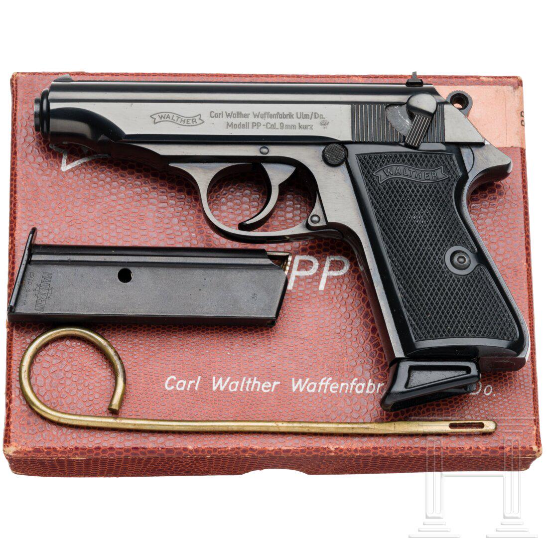Walther PP, Ulm, im Karton: Walther PP, Ulm, im KartonCal. 9mmBrowningK, SN. 15711A, nummerngleich. Blanker Lauf. Dt. Beschuss. Standardbeschriftung. Vollständige, originale Hochglanzbrünierung. Schwarze Kunststoffgrif