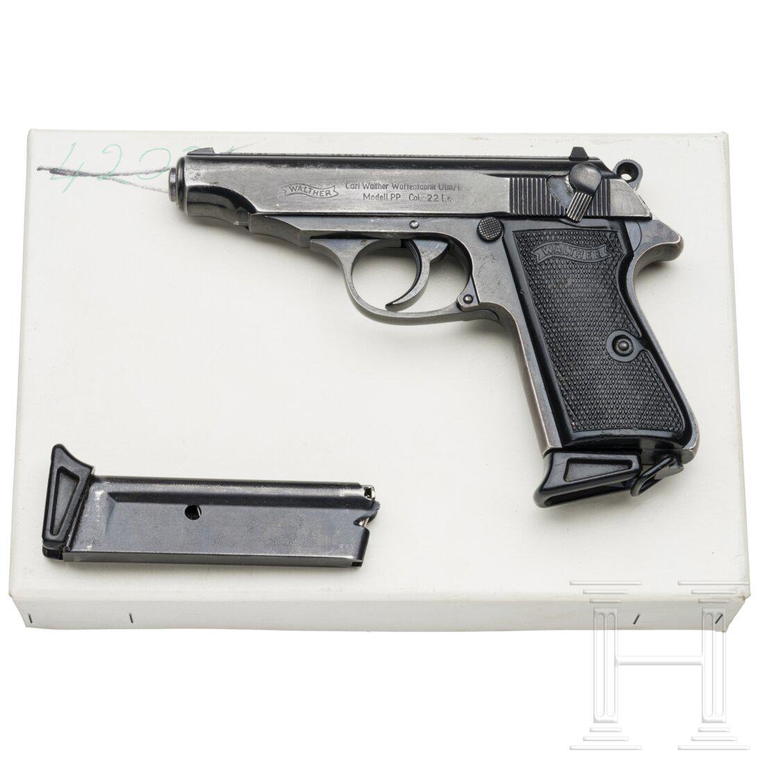 Walther PP, Ulm, Kal. .22lr, im Karton: Walther PP, Ulm, Kal. .22lr, im KartonCal. .22lr, SN. 39635LR, blanker Lauf. Achtschüssig. Beschuss 1974. Im nummerngleichen Karton. Standardbeschriftung. Originale Brünierung mit stärk