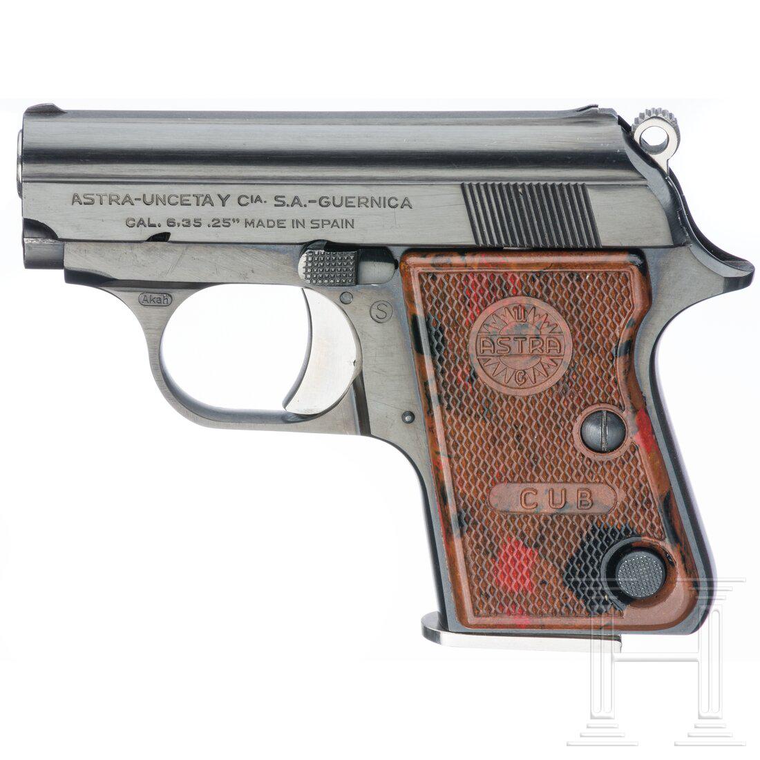 Astra Mod. 2000 (Cub): Astra Mod. 2000 (Cub)Cal. 6,35mmBrown, SN. 927197, nummerngleich. Blanker Lauf, Länge 57 mm. Sechsschüssig. Beschuss 1966. Zweizeilige Standardbeschriftung. Vollständige originale Br