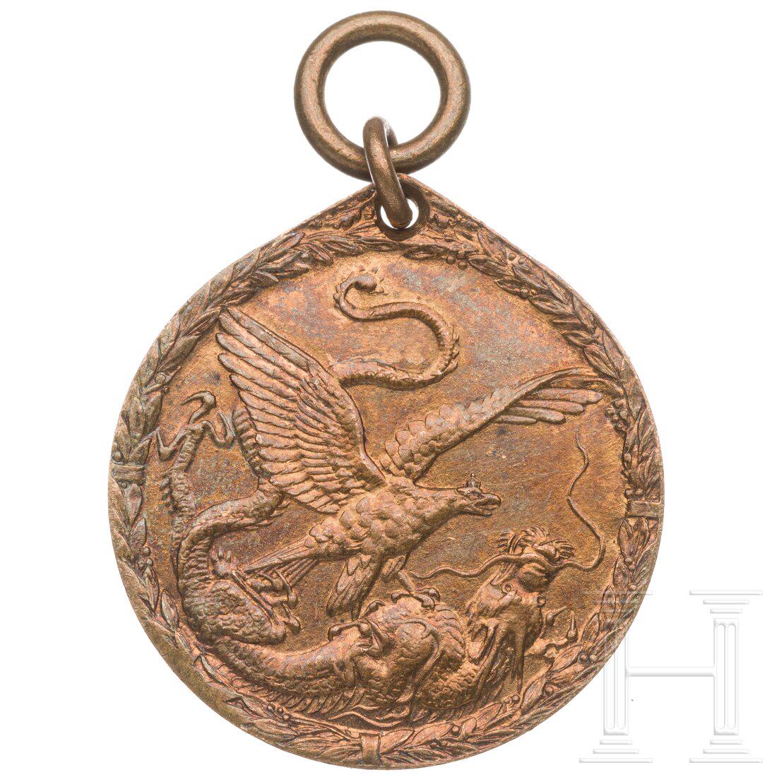 A China commemorative coin for fighters as reduction ("prince size"): A China commemorative coin for fighters as reduction ("prince size")Kupferfarbenes Buntmetall mit Öse und Bandring. Trage- und Altersspuren. Durchmesser 28,5 mm, Gewicht 11,5 g. Selten.Condition:
