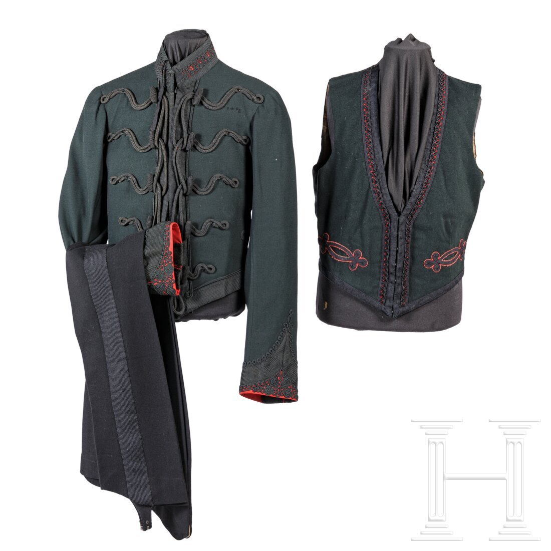 A uniform of an officer in a Gurkha regiment, circa 1900: A uniform of an officer in a Gurkha regiment, circa 1900Feines dunkelgrÃ¼nes Wolltuch mit schwarzen Stoff-VerschnÃ¼rungen (an Kragen und Ã„rmelaufschlÃ¤gen auf rotem Tuch), schwarzes Seidenfu