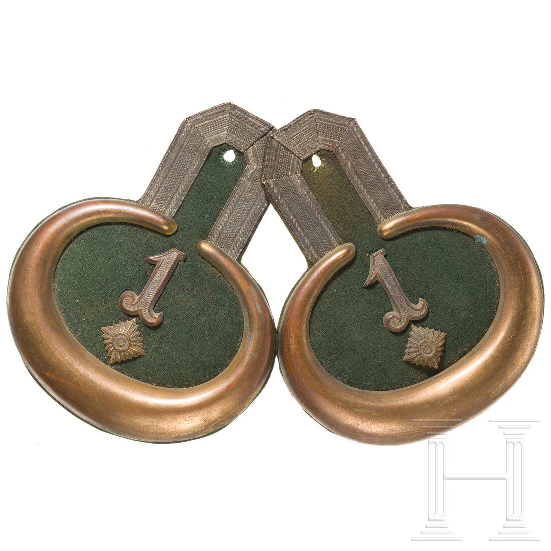 A pair of epaulettes for a First Lieutenant in the Royal Bavarian 1st Jäger Battalion "Kö: A pair of epaulettes for a First Lieutenant in the Royal Bavarian 1st Jäger Battalion "König", circa 1900Jeweils Feld, Schieber und Futter aus grünem Tuch (etwas fleckig), Silbertresse 