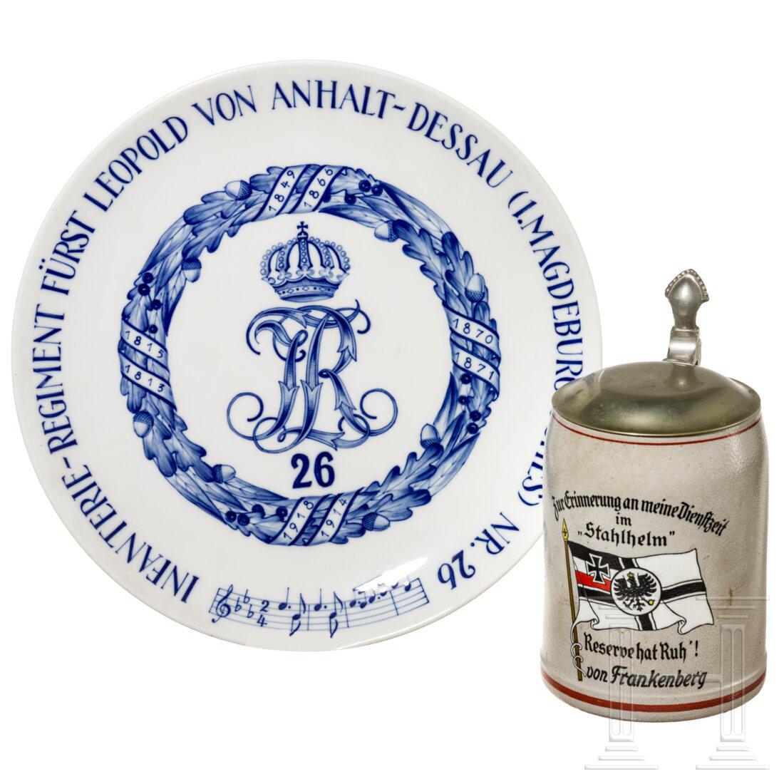 A Meissen regimental plate of IR 26 and stein of the "Stahlhelm": A Meissen regimental plate of IR 26 and stein of the "Stahlhelm"Glasiertes weißes Porzellan mit Dekor in Unterglasurblau, im Boden die blaue Schwertermarke. Im Spiegel die bekrönte Regiments