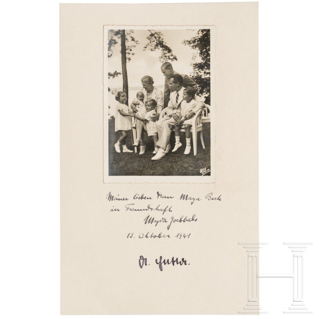 Joseph und Magda Goebbels - a signed dedication to Maja Beck, 1941: Joseph und Magda Goebbels - a signed dedication to Maja Beck, 1941Kartonierte Albumseite, in der unteren Hälfte eigenhändige und signierte Widmung Magda Goebbels "Meiner lieben Frau Maja Bec