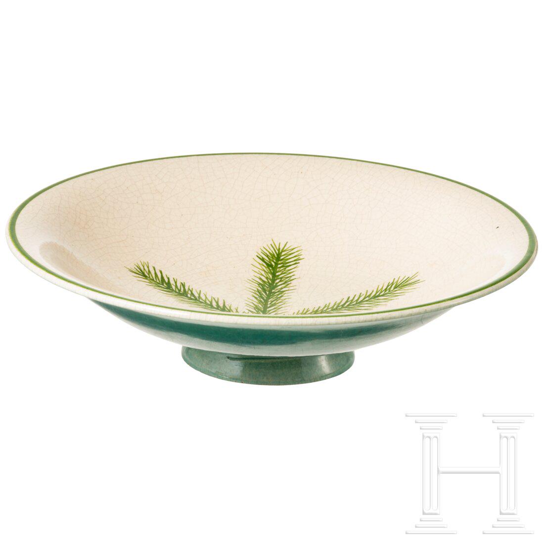 Porcelain Manufactory Allach - a bowl with Christmas decor: Porcelain Manufactory Allach - a bowl with Christmas decorKeramikschale mit oberseitig krakelierter eierschalenfarbener Glasur mit grünem Tannenzweig und Randeinfassung. Unterseitig grün mit