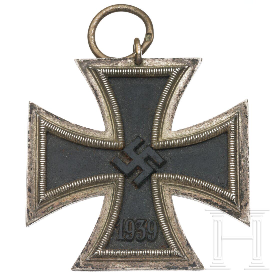 An Iron Cross 1939 2nd class, maker "93": An Iron Cross 1939 2nd class, maker "93"Geschwärzter Eisenkern in versilberter Zarge. Im Ring die Herstellerpunze "93" (= Richard Simm & Söhne, Gablonz). Ohne Band.Condition: II