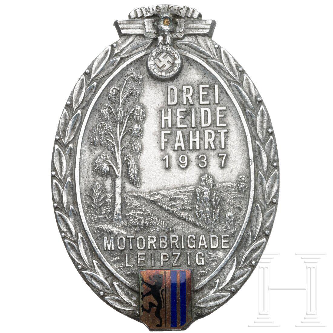 An NSKK radiator plaque "Dreiheidefahrt Motorbrigade Leipzig 1937": An NSKK radiator plaque "Dreiheidefahrt Motorbrigade Leipzig 1937"Ovale Leichtmetallplakette mit reliefiertem NSKK-Adler, Lorbeerrand und entsprechender Aufschrift sowie emailliertem Stadtwappen. Fehl
