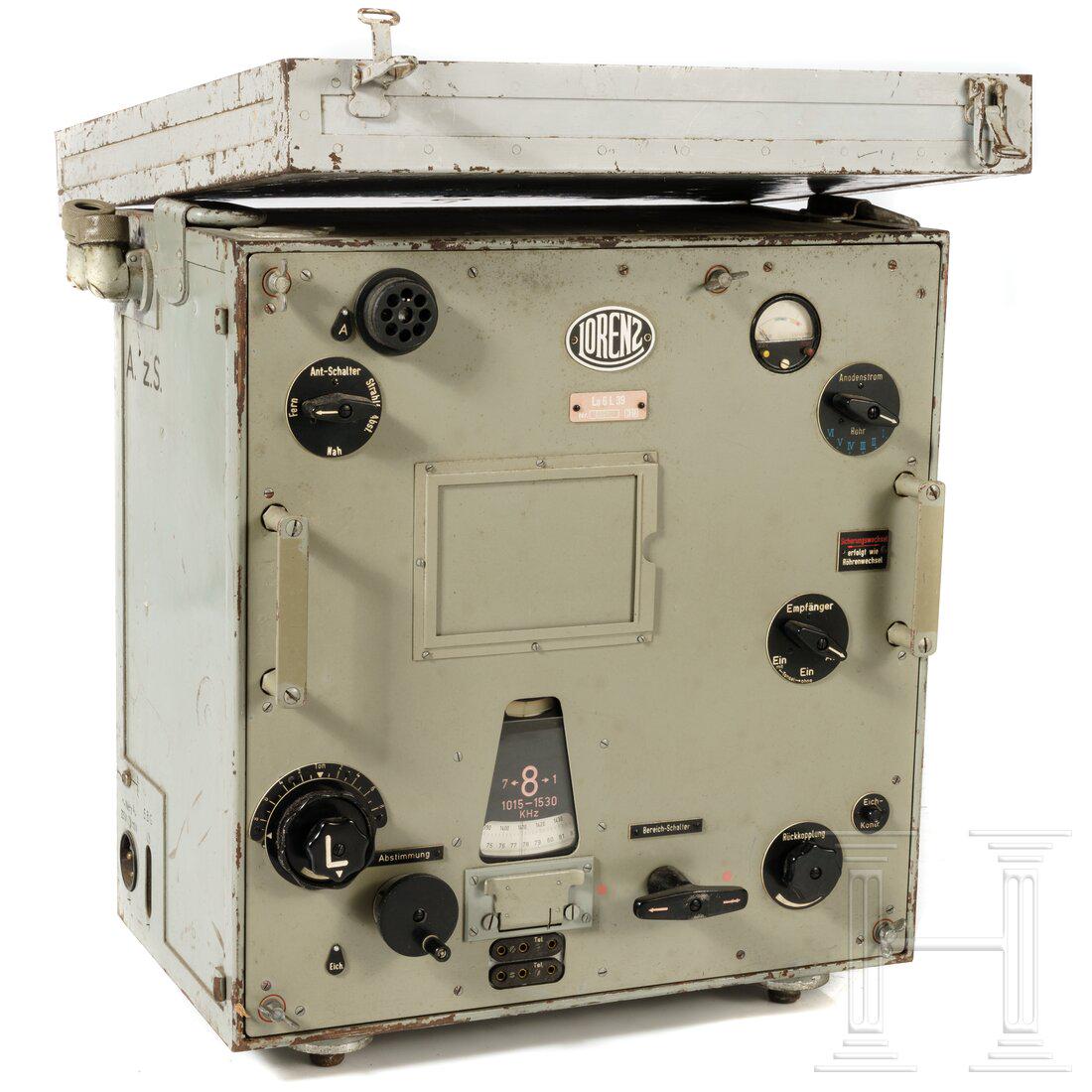 A Kriegsmarine longwave receiver Lo 6 L 39: A Kriegsmarine longwave receiver Lo 6 L 39Alle Typenschilder vorhanden, Frontplatte in gutem Originallack, Gehäuse dem Alter entsprechend, mit Deckel. Maße 60 x 35 x 60 cm, Gewicht 80 kg. Fu