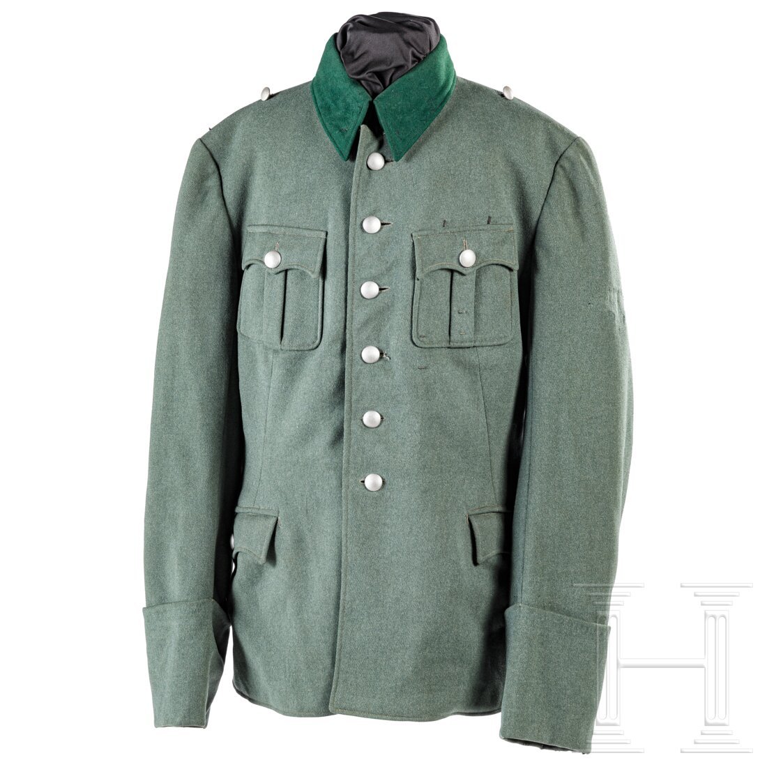 A field jacket "alter Art": A field jacket "alter Art"MaÃŸgeschneiderte Bluse aus feldgrauem Stoff mit dunkelgrÃ¼nem Kragen und silbernen KnÃ¶pfen. Das brÃ¤unliche Damastfutter mit Durchlass fÃ¼r die Seitenwaffe. Unter