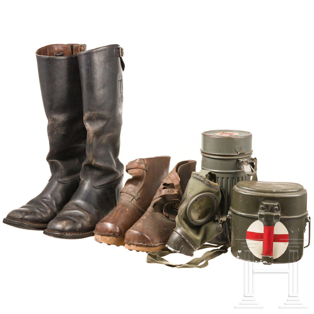 A small collection of equipment: A small collection of equipmentGasmaske (Filter fehlt) und Kochgeschirr des Roten Kreuzes. Ein Paar hohe schwarze Lederstiefel (eine Sohle gelocht) und ein Paar braune Lederschuhe mit grob gearbeitete
