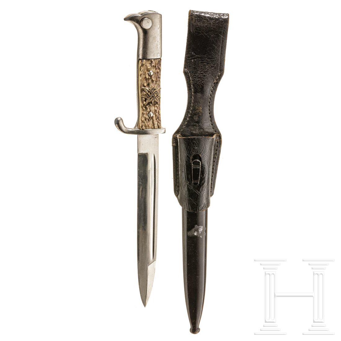 A dress bayonet for SA members: A dress bayonet for SA membersPrivat nachvernickeltes, älteres KS 98 ohne Herstellerbezeichnung, die Hirschhorngriffschalen mit dem aufgelegten zweiteiligen Edelweiß der Gruppe Hochland. Sch