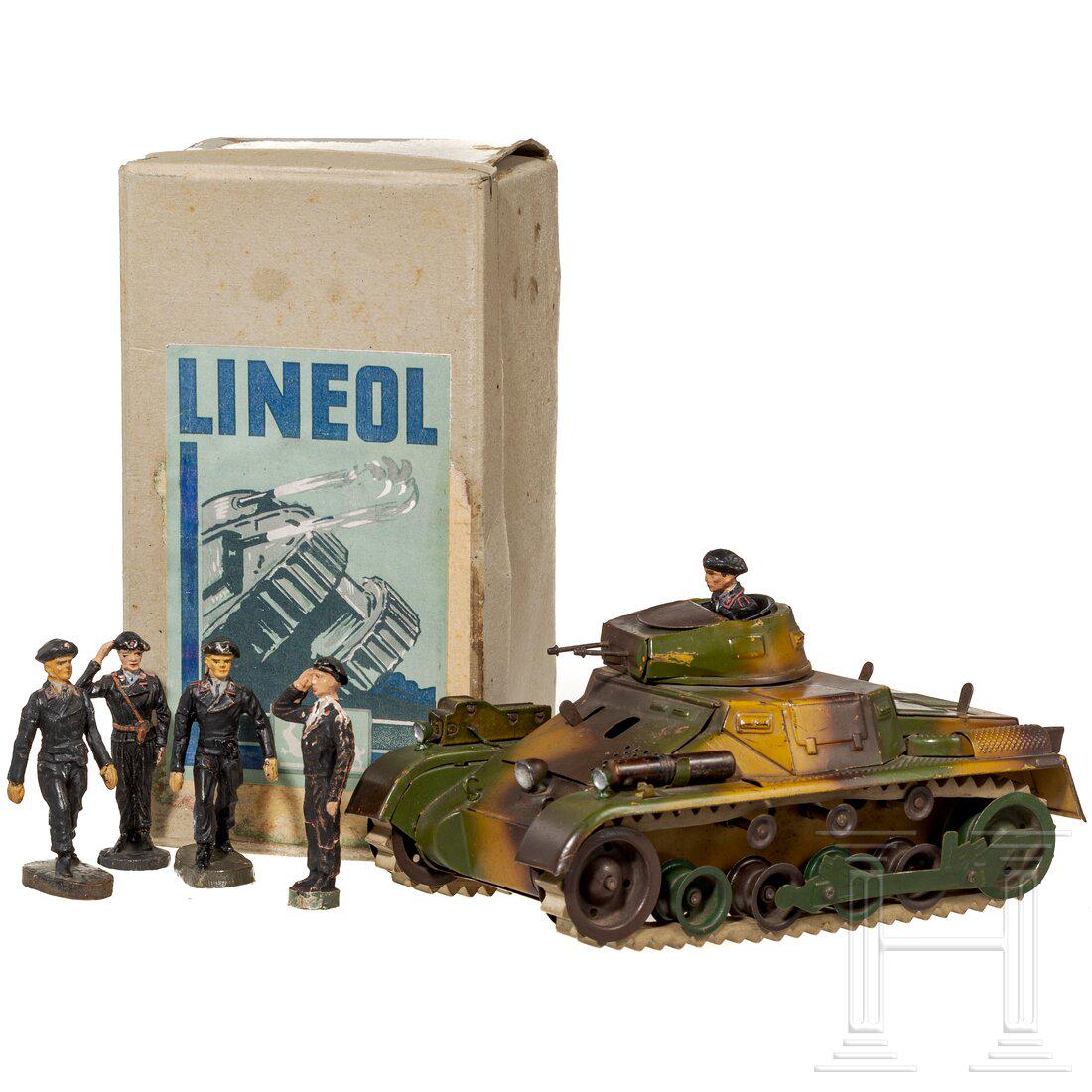 A Lineol Fog Tank 1280 with box and five tank soldiers: A Lineol Fog Tank 1280 with box and five tank soldiersLineol/Elastolin, Blech-Masseausführung, 7 cm-Serie, 30er Jahre. Ein Nebeltank, mimikry, Modell 1280, Uhrwerk defekt bzw. läuft nicht ab