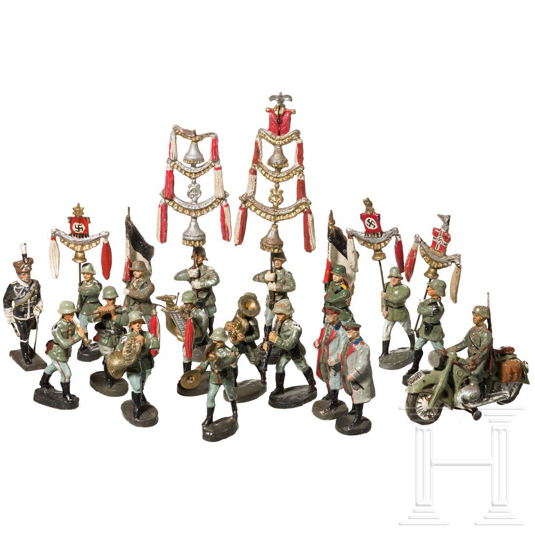 17 Elastolin und Lineol soldiers with Jingling Johnny bearers, flag bearers and a motorcycle driver: 17 Elastolin und Lineol soldiers with Jingling Johnny bearers, flag bearers and a motorcycle driver "WH590"Elastolin/Lineol, Masseausführung, 6/7 cm-Serie, 30er Jahre. Konvolut mit 17 Soldatenfig