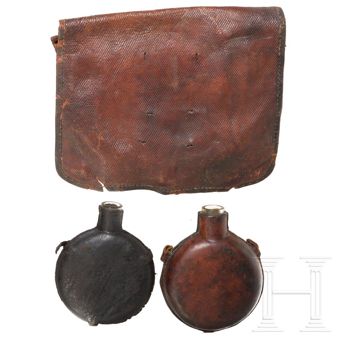 A German hunting bag and two leather-covered glass flasks, mid-19th century: A German hunting bag and two leather-covered glass flasks, mid-19th centuryLederne Tasche mit geprägter Struktur. Zwei Innenfächer und Patronenhalter. Dazu zwei Trinkflaschen aus kräfti