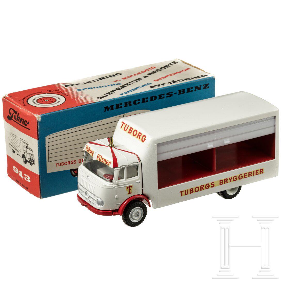 A Tekno Mercedes delivery truck "Tuborgs Bryggerier" No. 913, in original box: A Tekno Mercedes delivery truck "Tuborgs Bryggerier" No. 913, in original boxEin Modellauto, Tekno/Dänemark, 60er Jahre, Nr. 913, Maßstab 1:43. Metallausführung, weiß-rot lackiert,